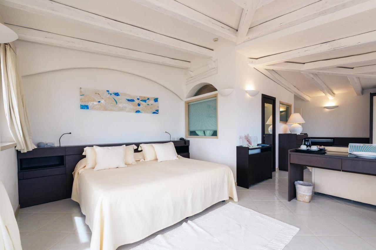 Hotel Punta Est Baja Sardinia Exteriör bild