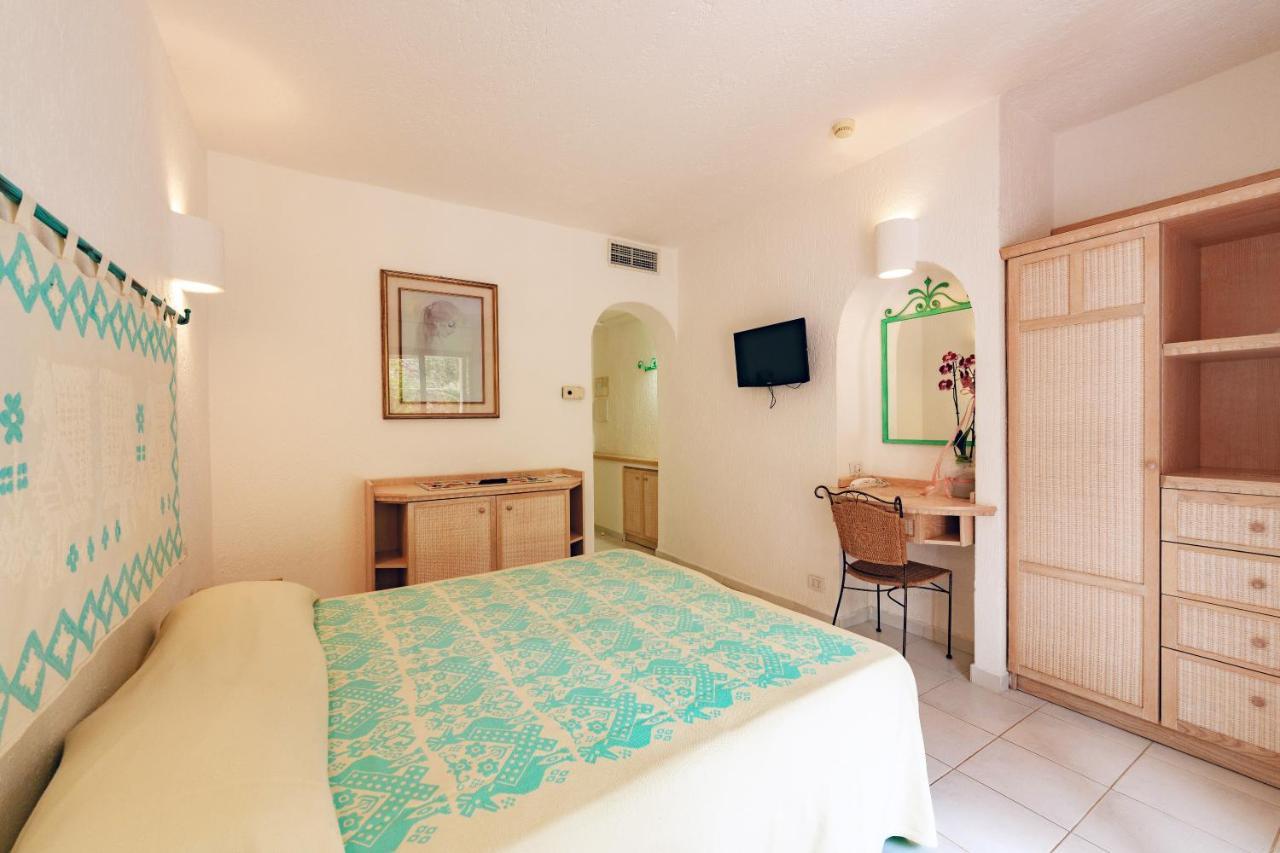 Hotel Punta Est Baja Sardinia Exteriör bild