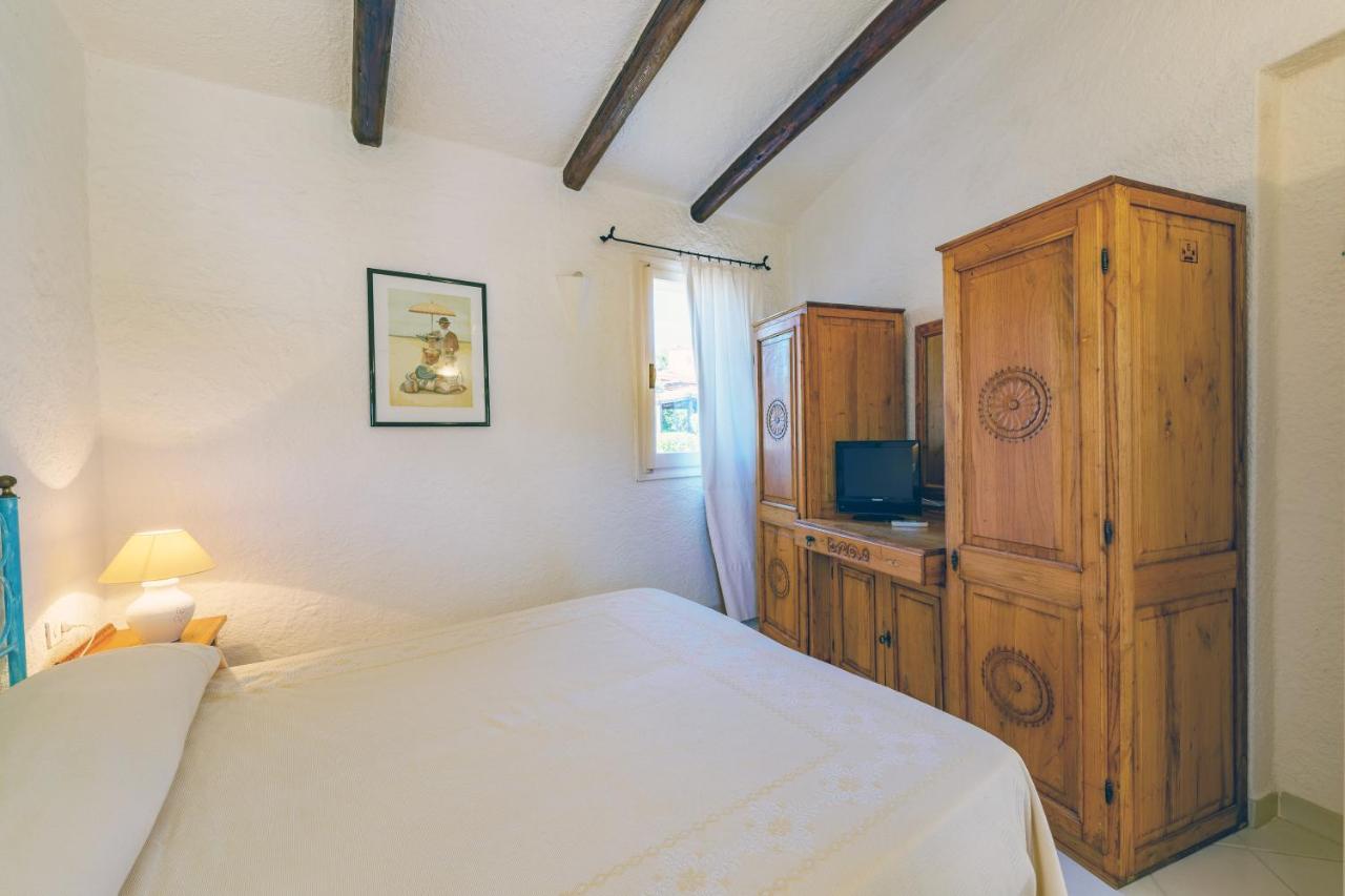 Hotel Punta Est Baja Sardinia Exteriör bild