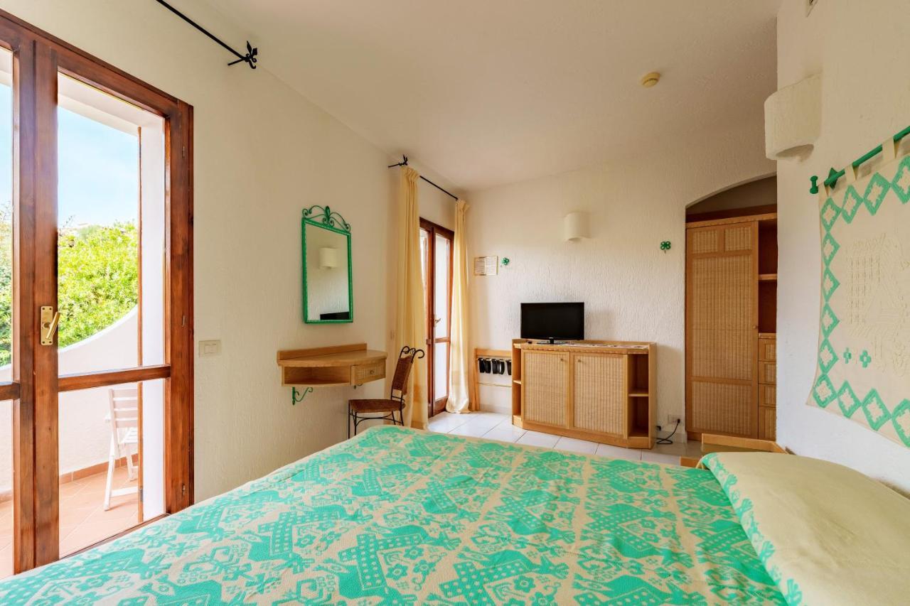 Hotel Punta Est Baja Sardinia Exteriör bild