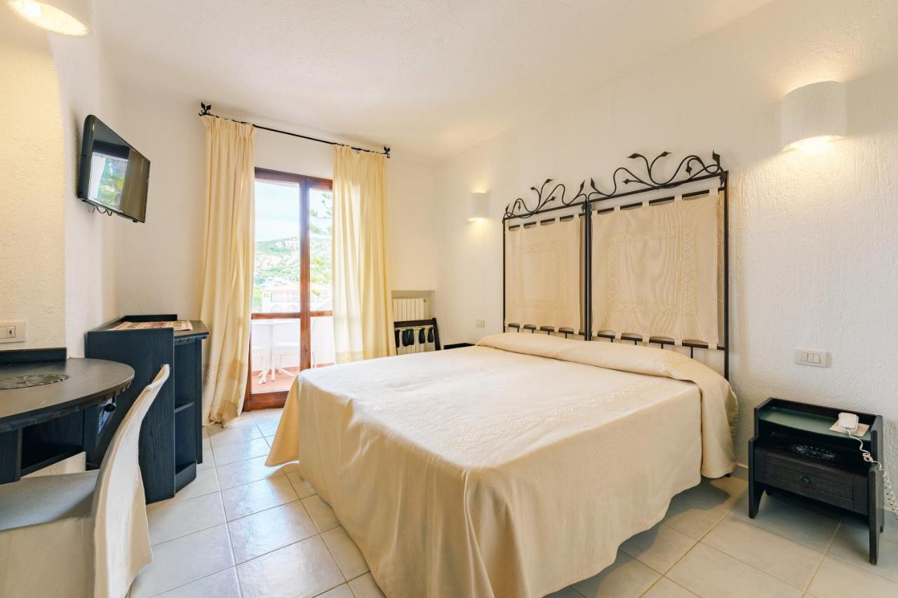Hotel Punta Est Baja Sardinia Exteriör bild