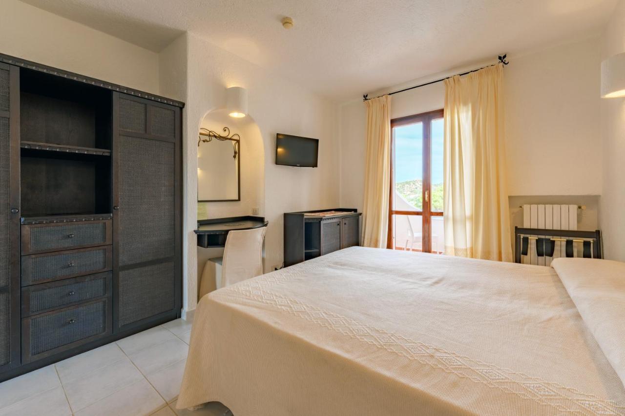 Hotel Punta Est Baja Sardinia Exteriör bild