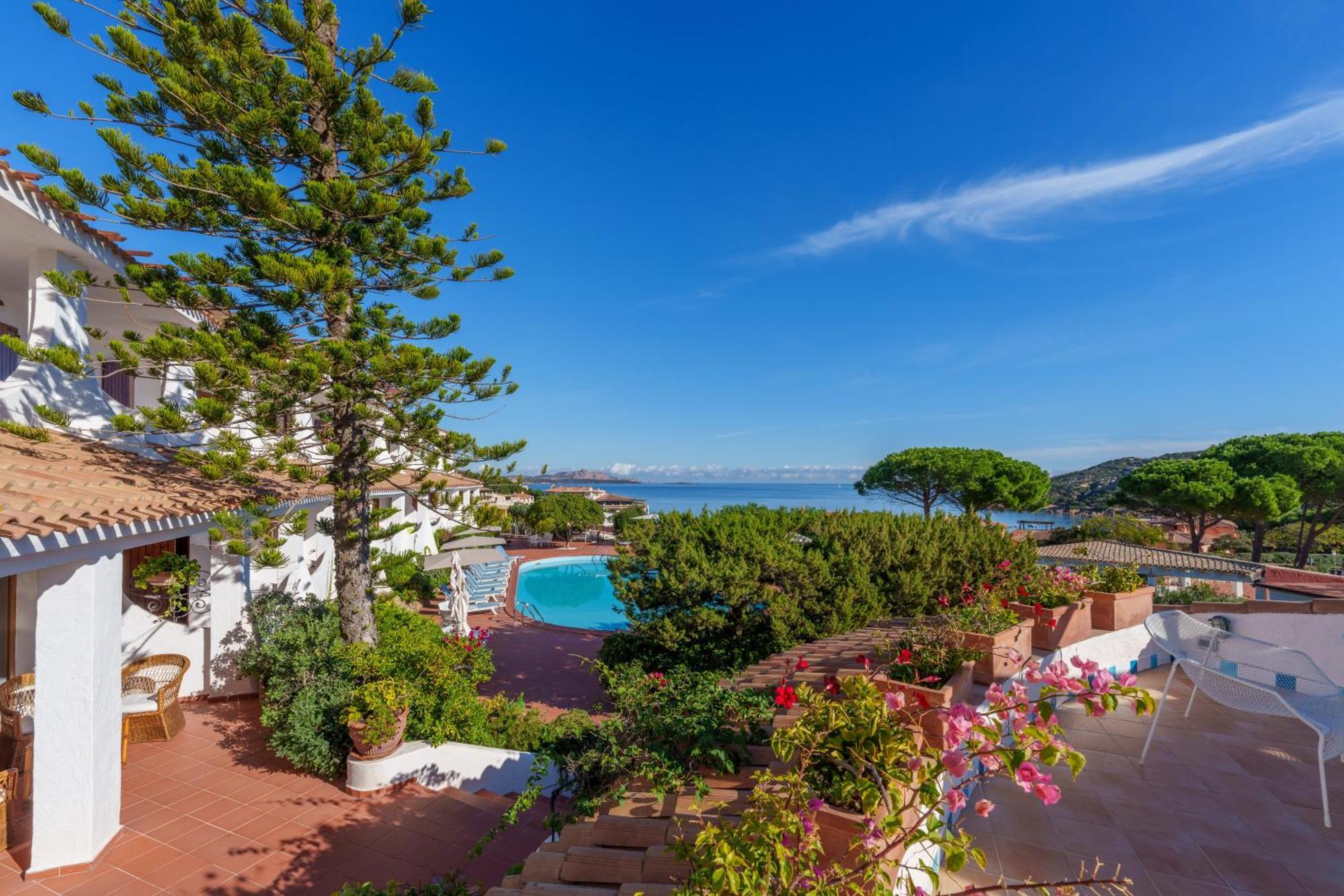 Hotel Punta Est Baja Sardinia Exteriör bild