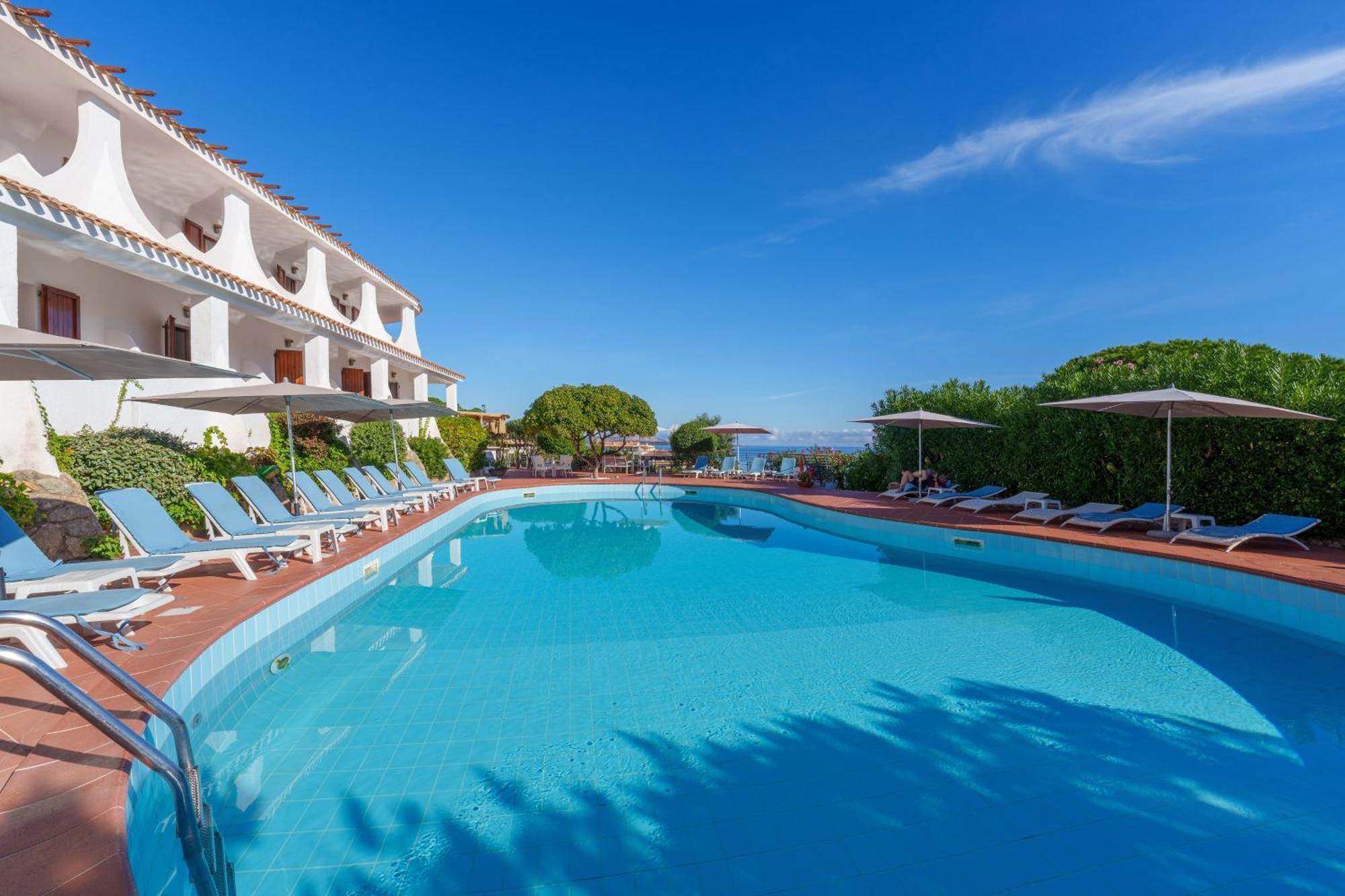 Hotel Punta Est Baja Sardinia Exteriör bild