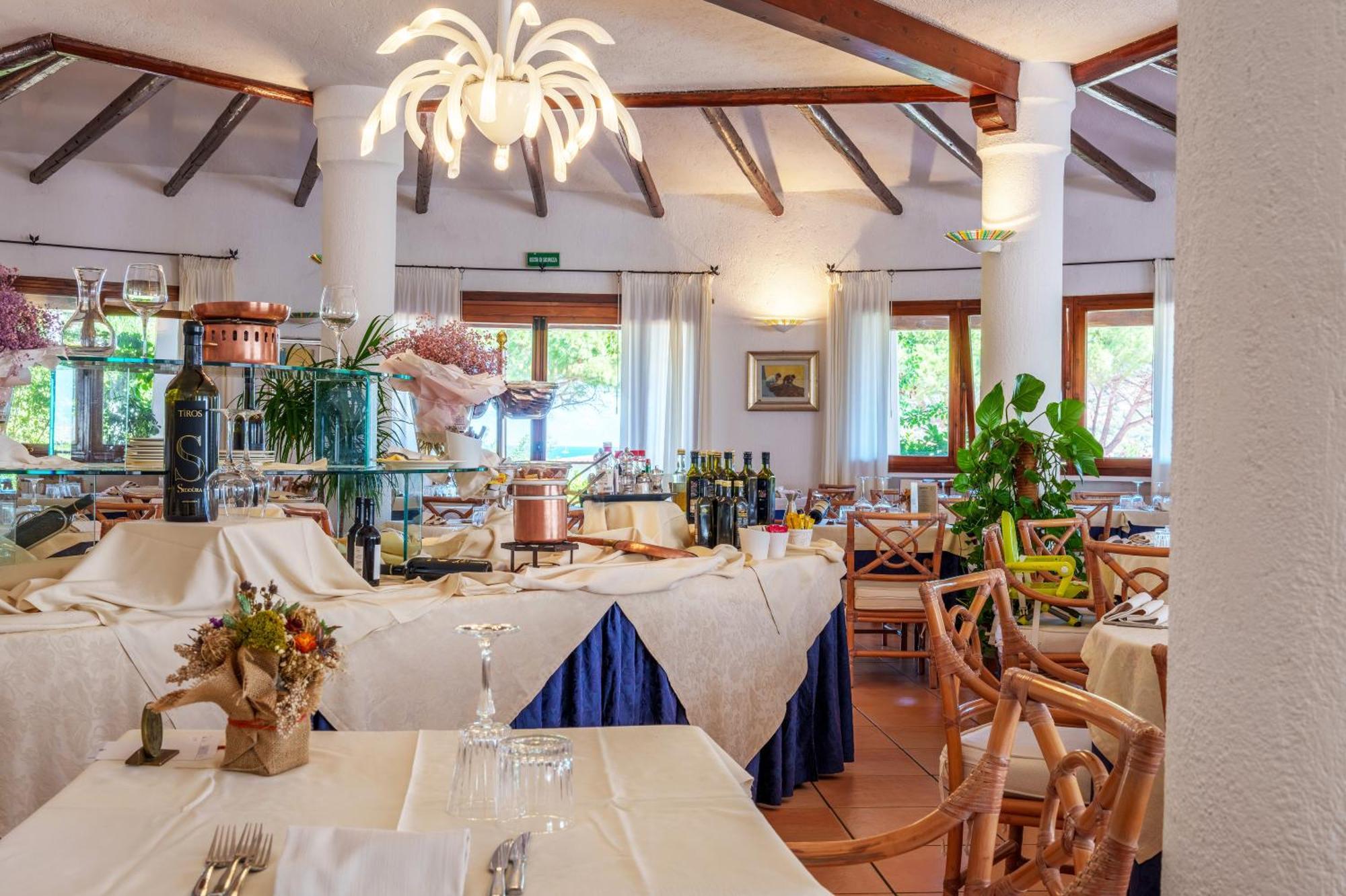 Hotel Punta Est Baja Sardinia Exteriör bild