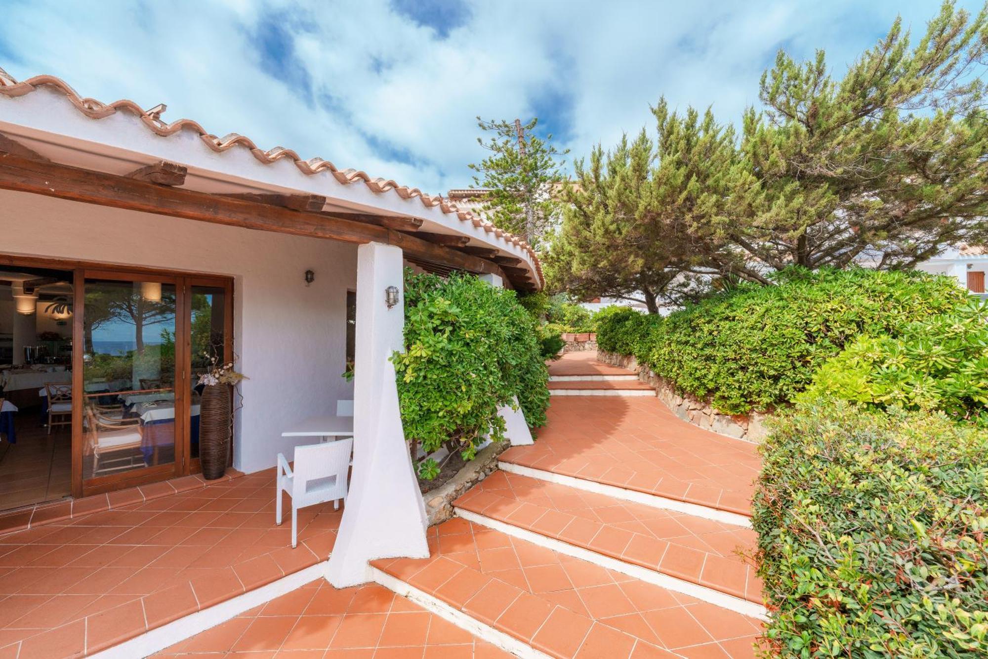 Hotel Punta Est Baja Sardinia Exteriör bild