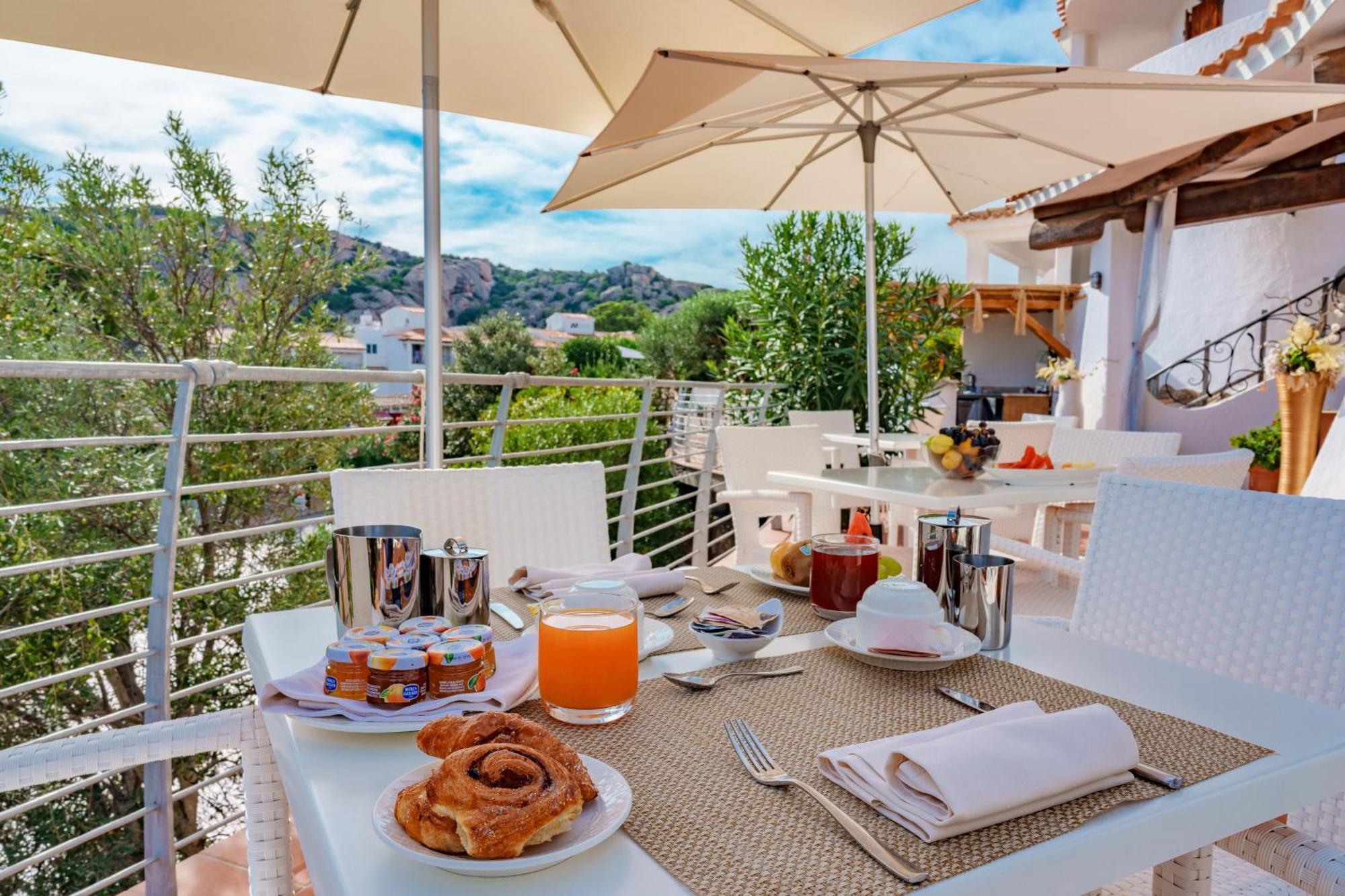 Hotel Punta Est Baja Sardinia Exteriör bild
