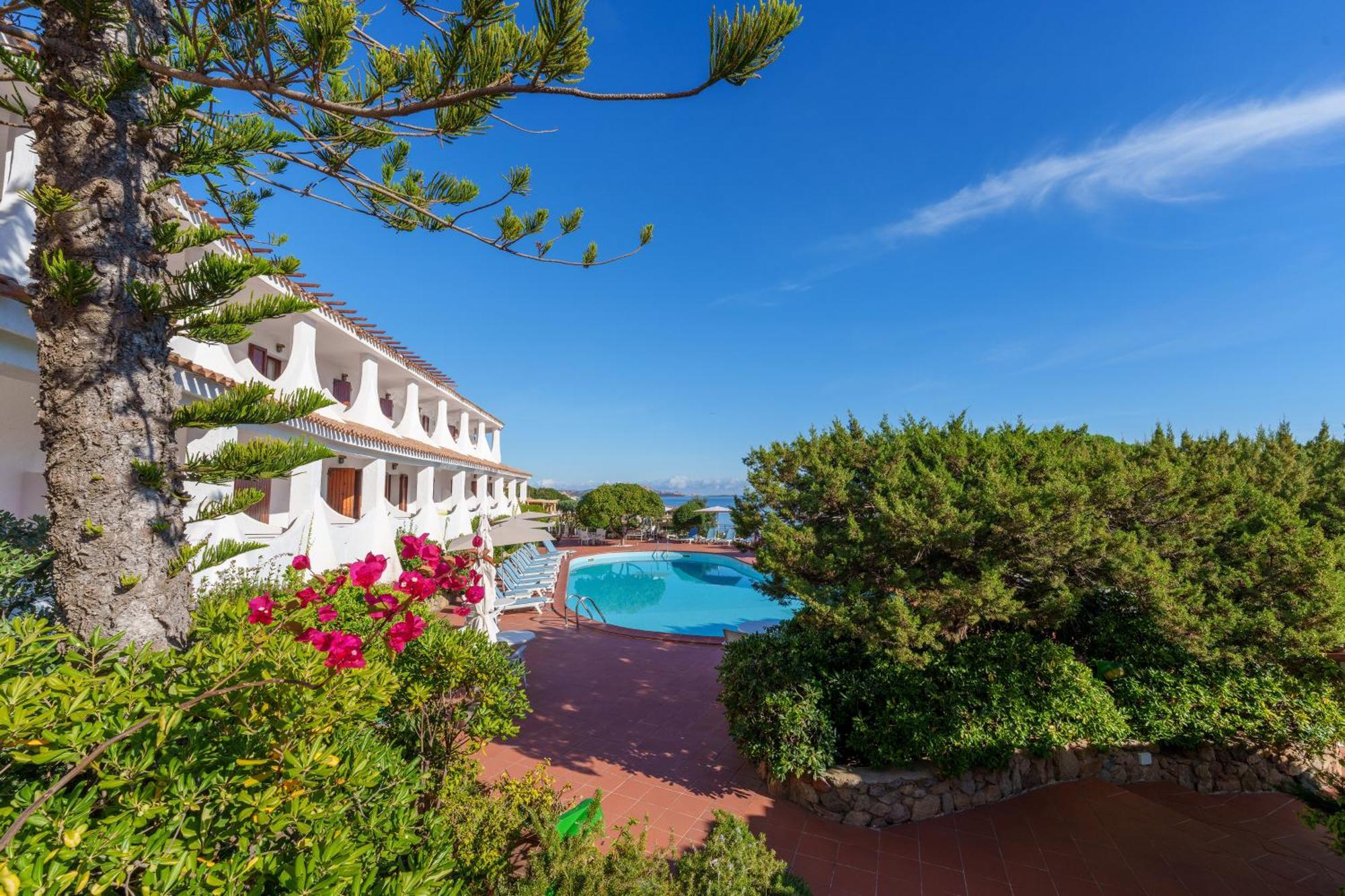 Hotel Punta Est Baja Sardinia Exteriör bild