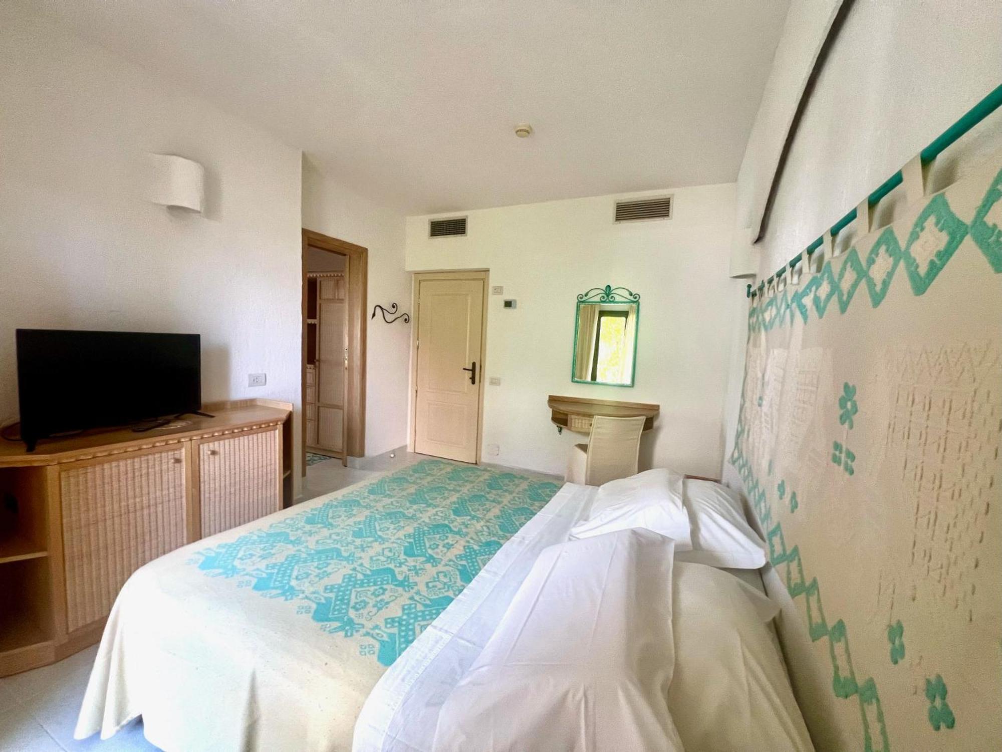 Hotel Punta Est Baja Sardinia Exteriör bild
