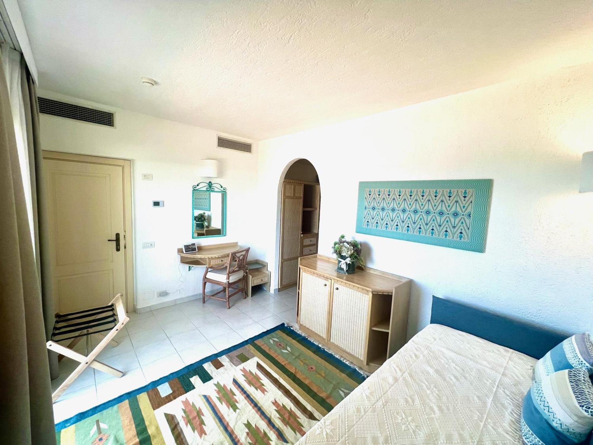 Hotel Punta Est Baja Sardinia Exteriör bild