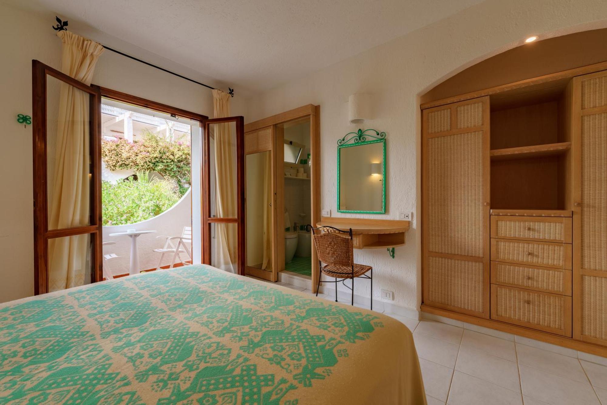 Hotel Punta Est Baja Sardinia Exteriör bild