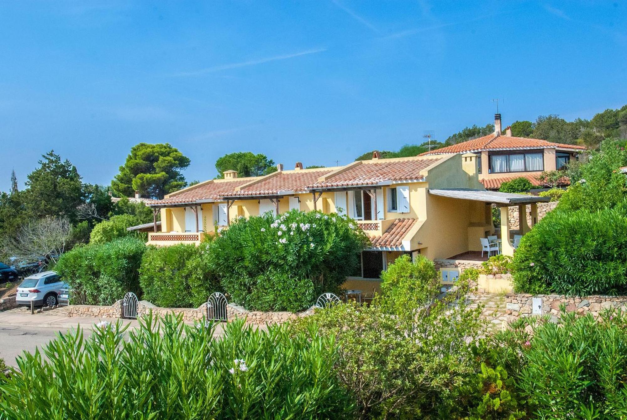 Hotel Punta Est Baja Sardinia Exteriör bild
